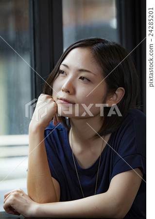 一個女人帶著憂鬱的表情在咖啡館/拍攝合作_ Daidabashi Awayeddo 24285201