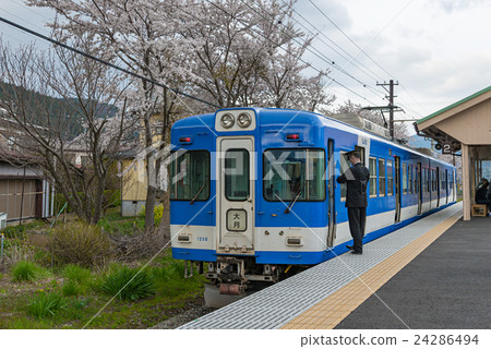 Local train at Shimoyoshida station. 24286494
