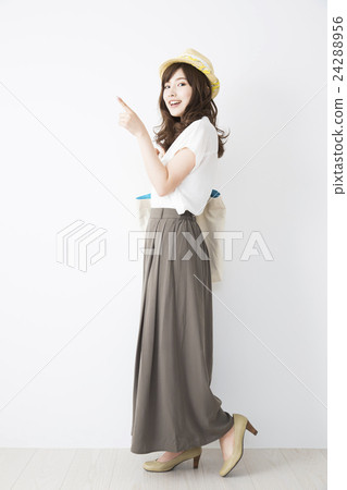 young woman      24288956