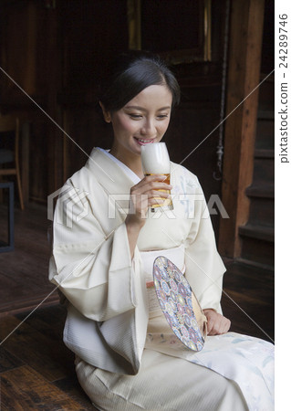 Kimono Beauty and Beer Kimono Beauty and Beer 24289746