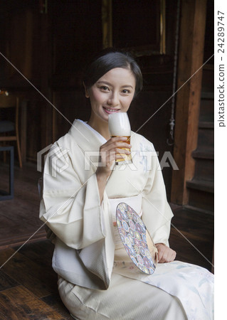Kimono Beauty and Beer Kimono Beauty and Beer 24289747