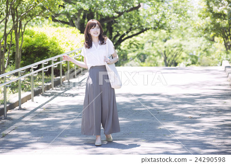 年輕的女士 年輕的女士 24290598