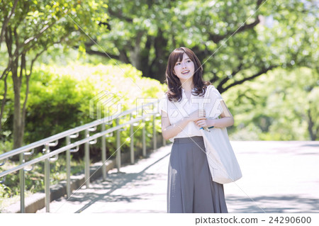 年輕的女士 24290600