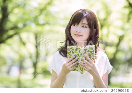 young woman      24290658