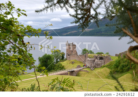 傳說和神秘的湖泊,Arcade城堡留在尼斯湖岸邊 傳說和神秘的湖泊,Arcade城堡留在尼斯湖岸邊 24291612