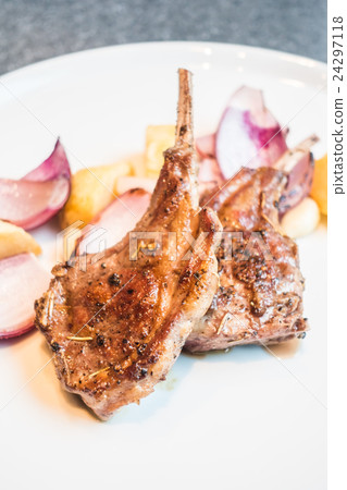 Grilled lamb rack steak Grilled lamb rack steak 24297118