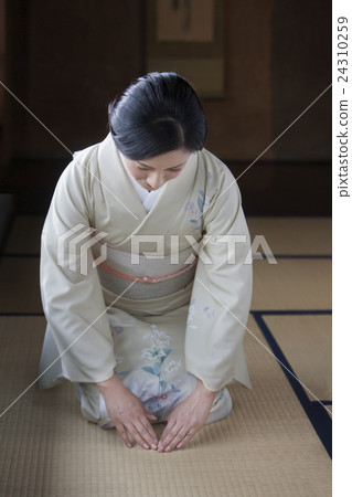 Greeting in Japanese clothes 24310259