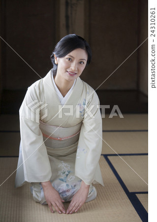 Greeting in Japanese clothes 24310261