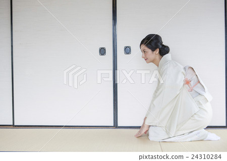 Greeting in Japanese clothes Greeting in Japanese clothes 24310284