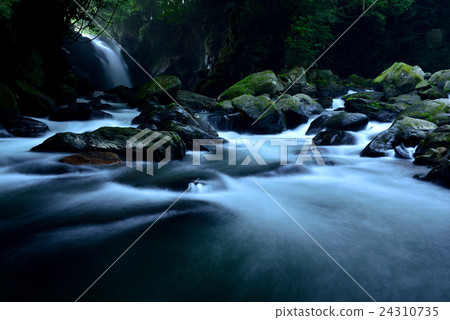 Couple's waterfall 24310735