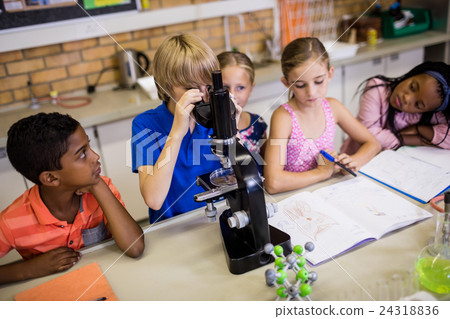 Children looking in microscope Children looking in microscope 24318836