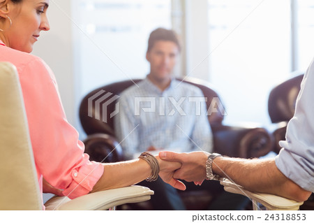 Psychologist helping a couple with relationship difficulties 24318853