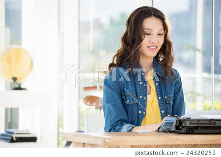 Hipster using type writer Hipster using type writer 24320251