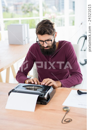 Hipster man using a typewriter 24321015