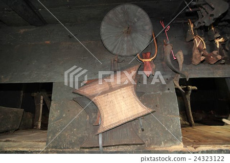 wild silver underground house 24323122