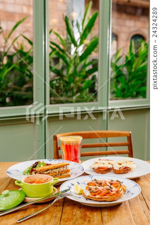 oreorchis patens X clothing and food in early afternoon oreorchis patens X clothing and food in early afternoon 24324289