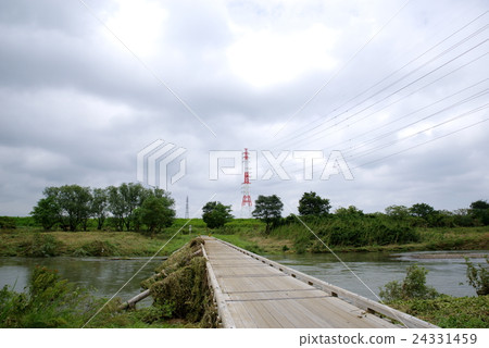 颱風/大雨後的潛水橋和漂流多雲的天空，鋼塔和輸電線路 24331459
