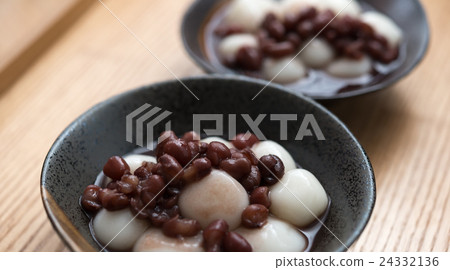 White rice dumplings 24332136