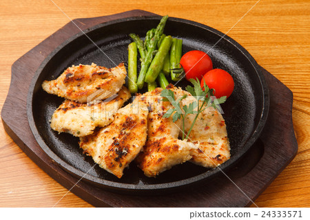 Grilled chicken with grass bread crumbs 24333571