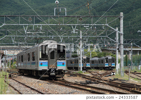 位於Odusi線的信濃大町站的E127線 位於Odusi線的信濃大町站的E127線 24333587