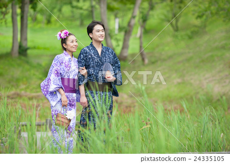 A couple of middle-aged wearing a yukata dating date A couple of middle-aged wearing a yukata dating date 24335105