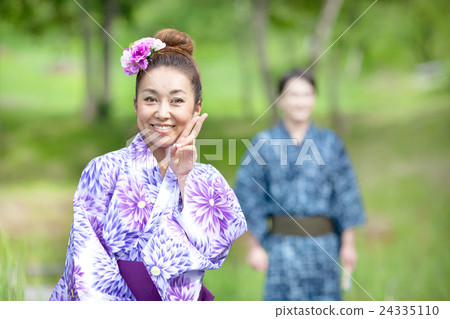 A couple of middle-aged wearing a yukata dating date A couple of middle-aged wearing a yukata dating date 24335110