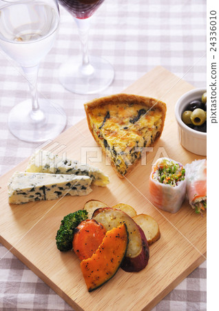 Wine and hors d'oeuvres 24336010