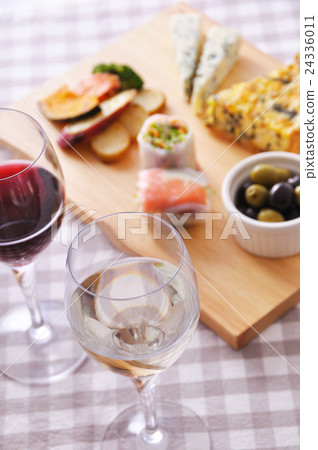 Wine and hors d'oeuvres Wine and hors d'oeuvres 24336011