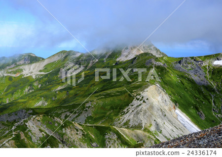 Walking along the longitudinal ridge line from Hakuba-dake [Hakuba Miyama] 24336174