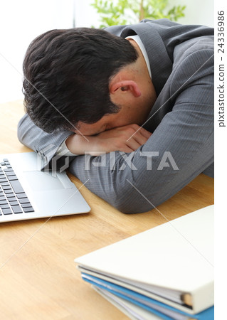 睡覺的商人 24336986