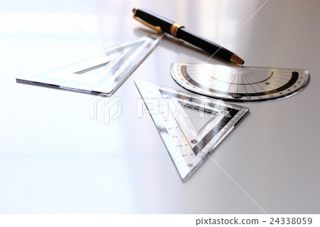 標尺和圓珠筆 24338059