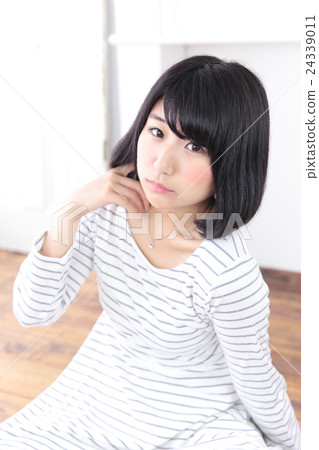 Young lady's hair style Young lady's hair style 24339011