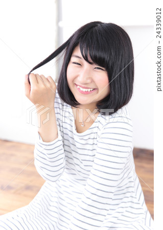 Young lady's hair style 24339012