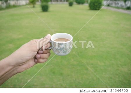 hand holding a coffee 24344700