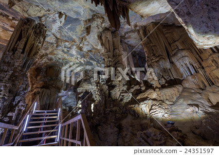 越南Fong Nha-Kevin國家公園的Thien Son洞穴被註冊為世界遺產 24351597