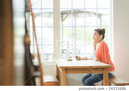 智能手機的女人（咖啡館窗邊） 24351686