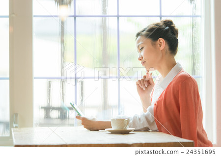 智能手機的女人(咖啡館窗邊) 智能手機的女人(咖啡館窗邊) 24351695