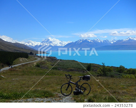 新西蘭乳白色Pakaki湖和自行車 24353278