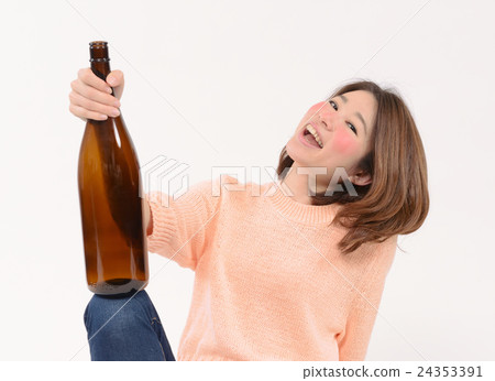 一個醉酒的小姐拿著一瓶 一個醉酒的小姐拿著一瓶 24353391