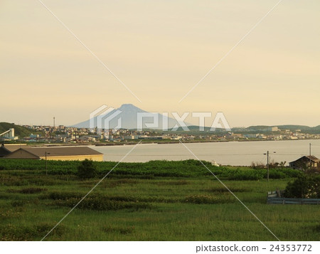 來自稚內市郊的利尻富士 24353772