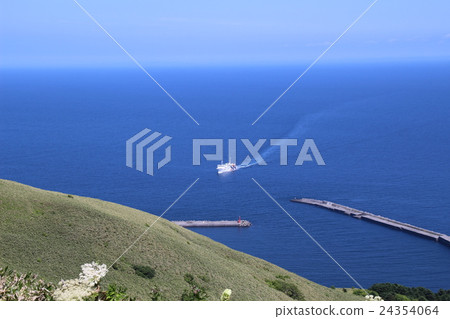 A ferry came over. 24354064