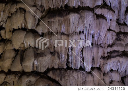 Limestone cave called "cave in heaven" in Vietnam 24354320
