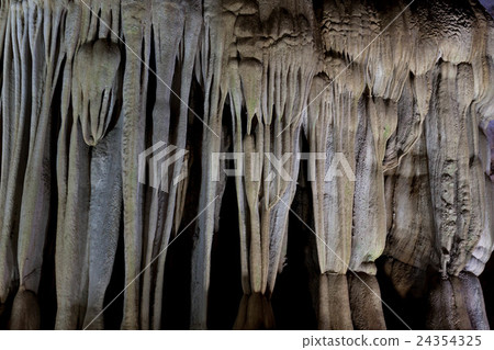 Limestone cave called "cave in heaven" in Vietnam 24354325