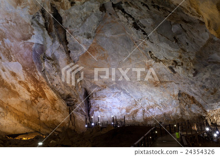 Limestone cave called "cave in heaven" in Vietnam 24354326