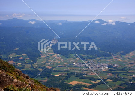 從夏天的羊蹄山和周圍的群山觀看的京極町市區 24354679