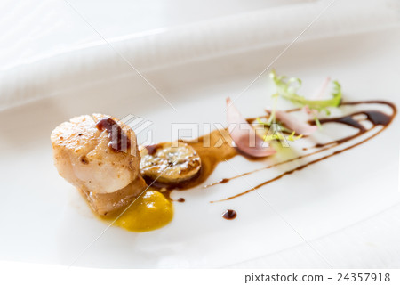 Grilled fried scallop 24357918