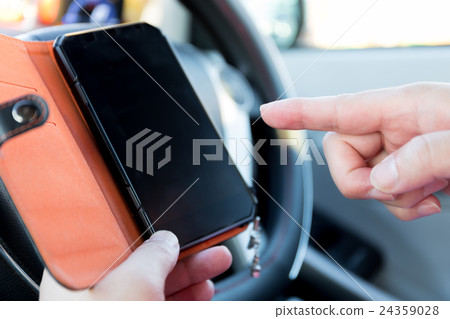在車裡操作智能手機 24359028
