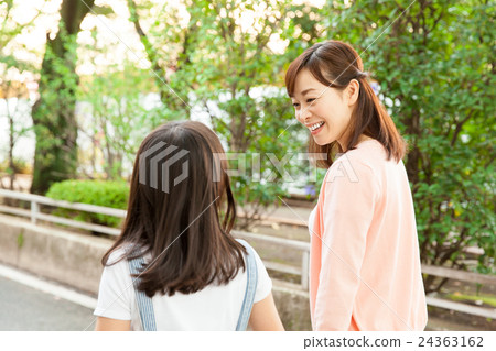 母親和女兒出去 母親和女兒出去 24363162