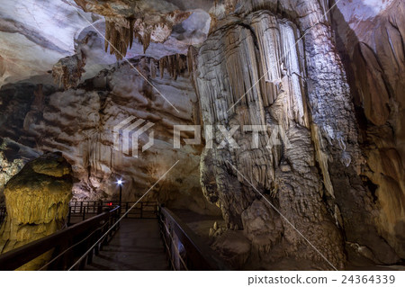 石灰石洞在越南被稱為“天堂洞穴” 24364339