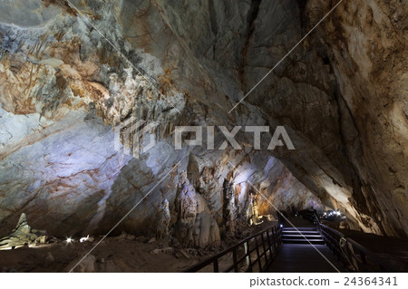 Limestone cave called "cave in heaven" in Vietnam Limestone cave called "cave in heaven" in Vietnam 24364341